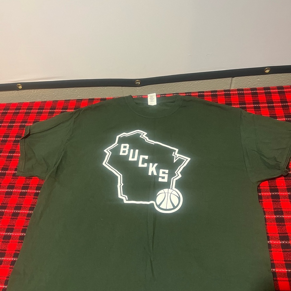 Milwaukee bucks T-shirt